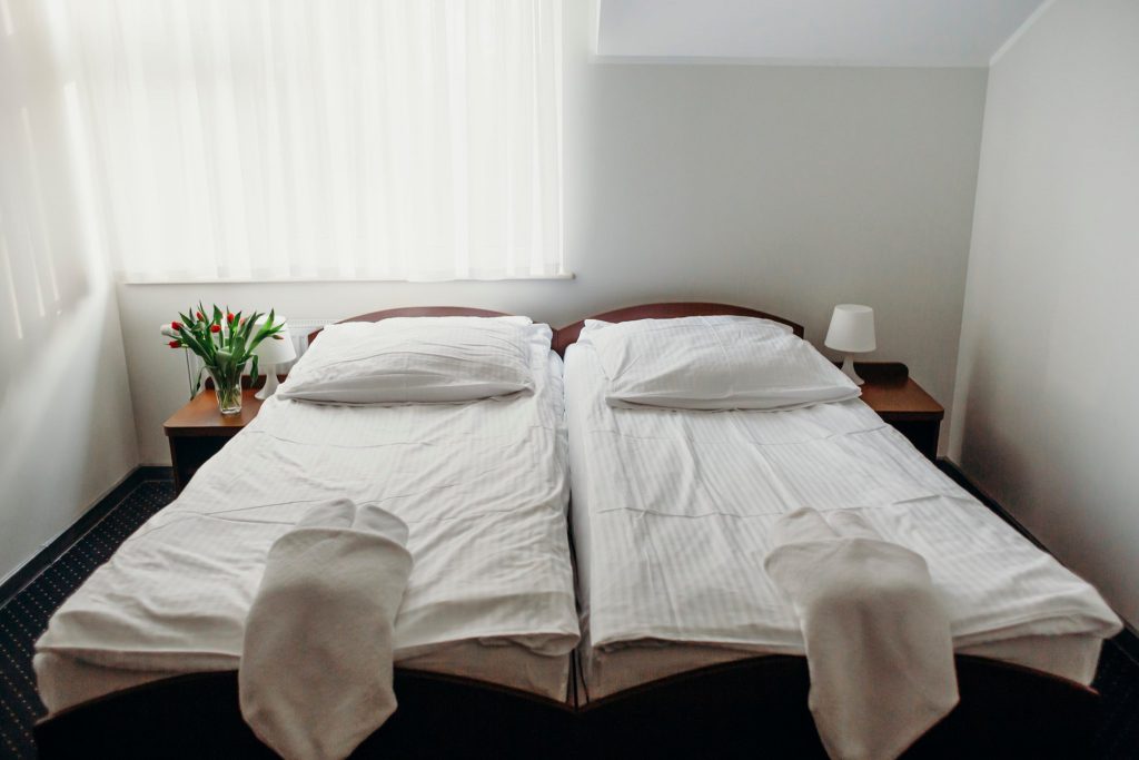 pokój dwuosobowy łóżka pojedyncze